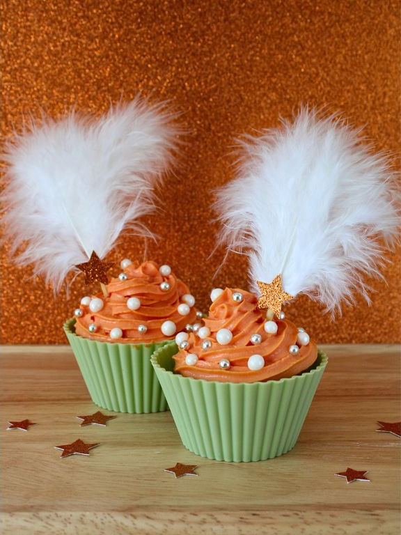Mit zuckerperlen dekorierte Cupcakes