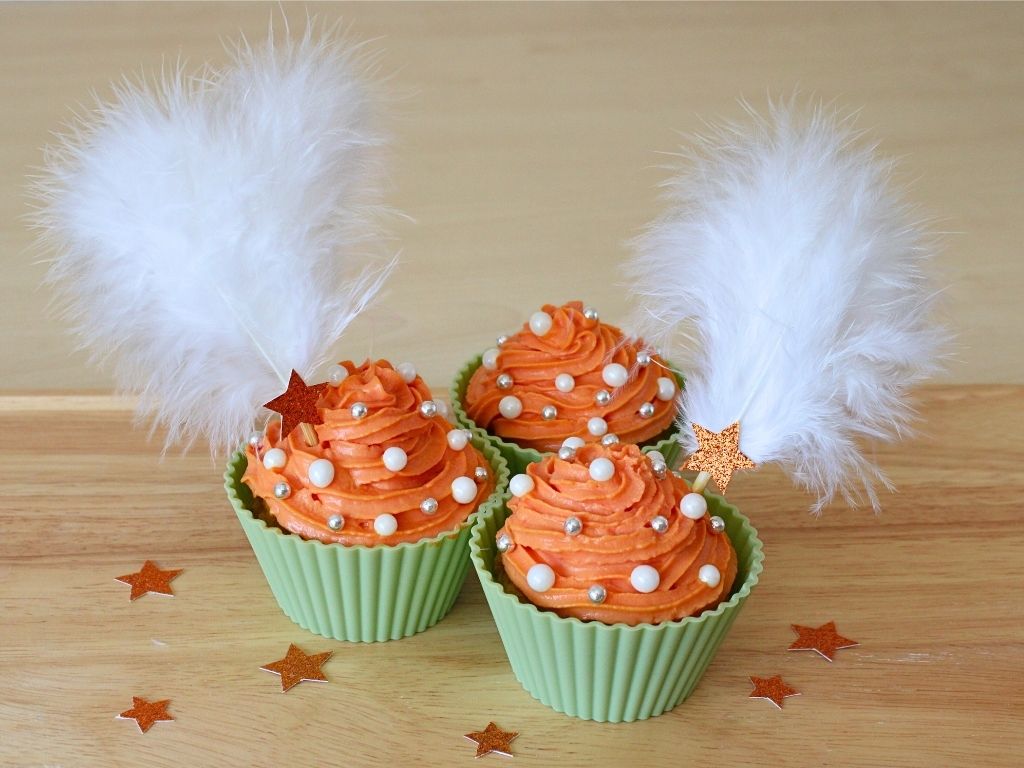 Verzierte Cupcakes mit Frosting und Zuckerperlen