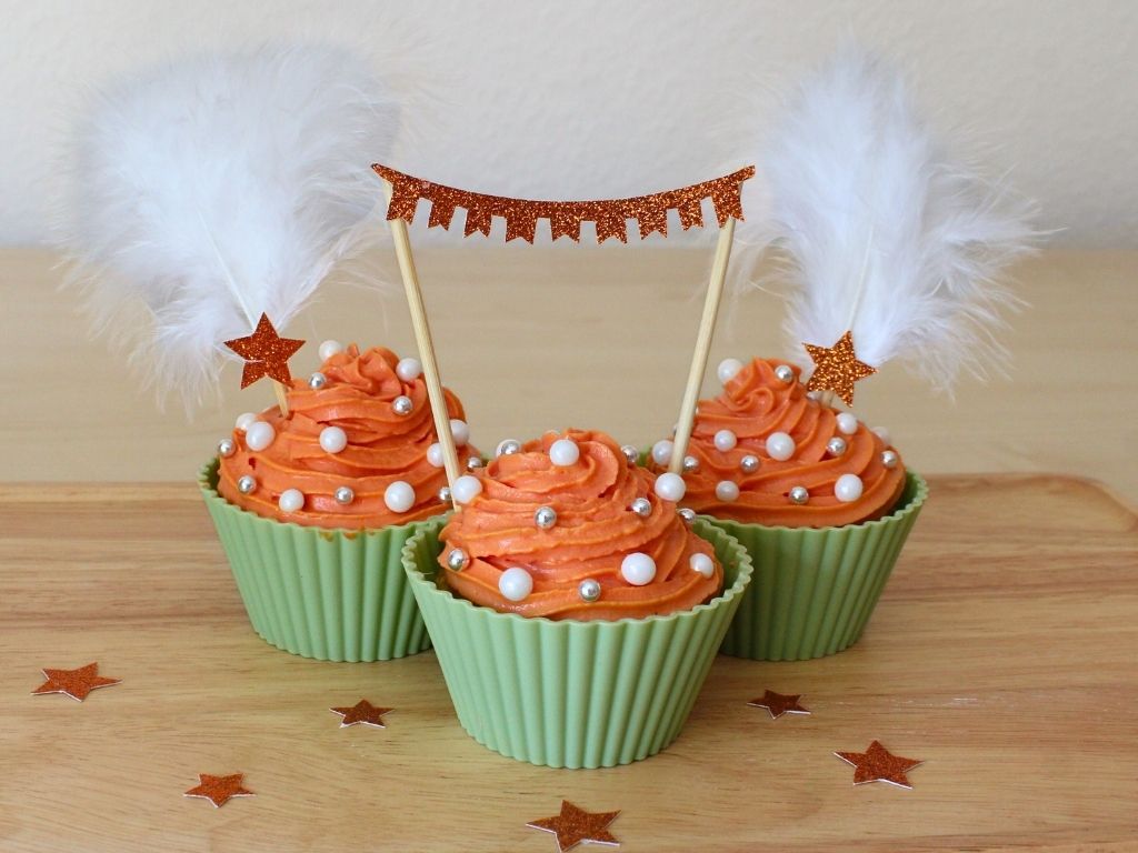 Dekorierte Cupcakes mit orangefarbener Creme