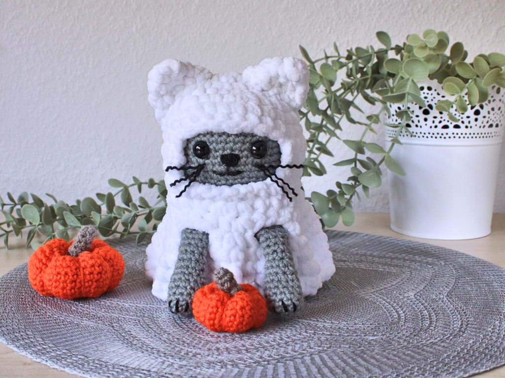 Gehaekelte Katze mit Kuerbissen fuer Halloween