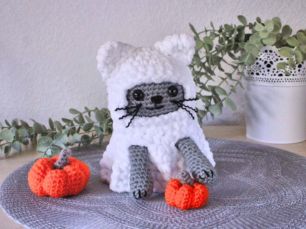Gehaekelter Geist mit Kuerbissen für Halloween