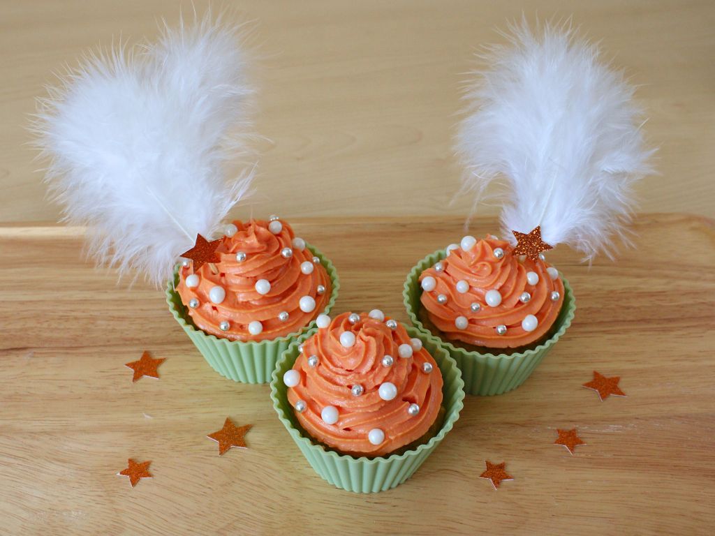 Dekorierte Cupcakes mit orangefarbenem Frosting
